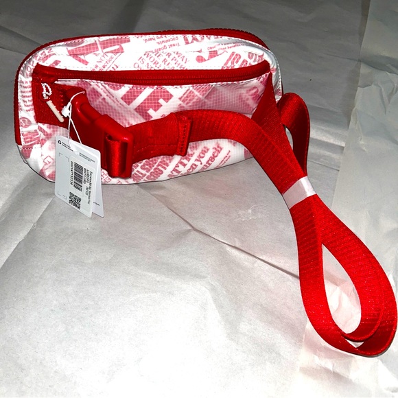 Everywhere Belt Bag Manifesto Print 1L White/Lulu Red - Picture 6 of 11